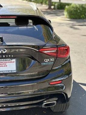 2017 INFINITI QX30 Premium