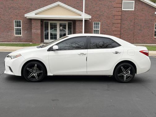 Super White 2015 Toyota Corolla LE