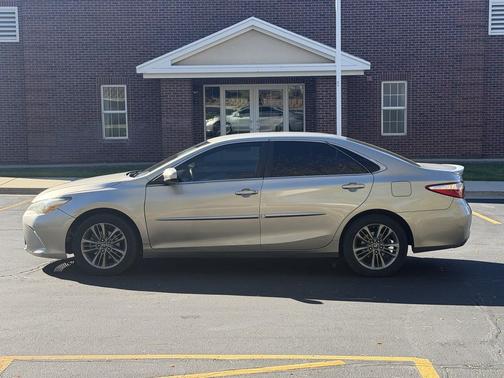 Tan 2017 Toyota Camry SE