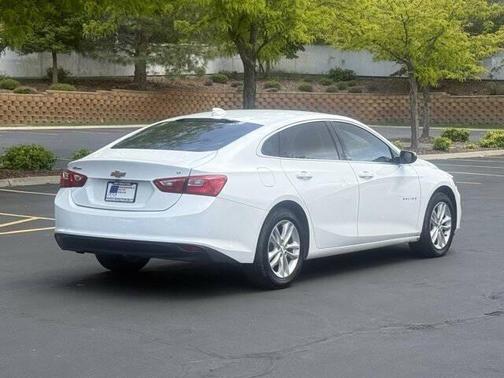 Summit White 2017 Chevrolet Malibu 1LT