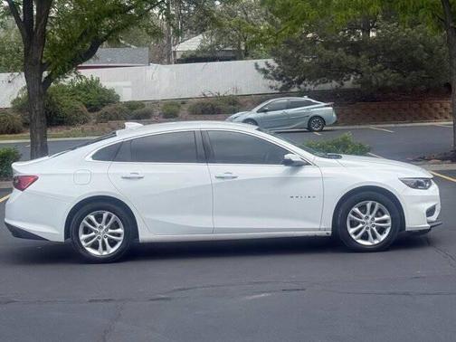 Summit White 2017 Chevrolet Malibu 1LT