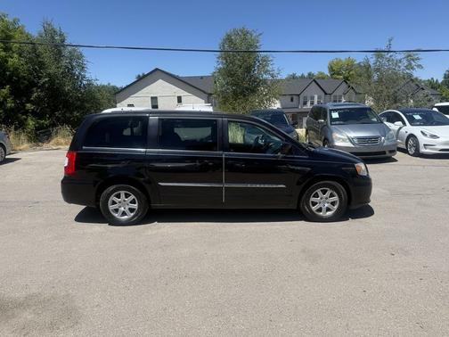Brilliant Black Crystal Pearl 2013 Chrysler Town & Country Touring