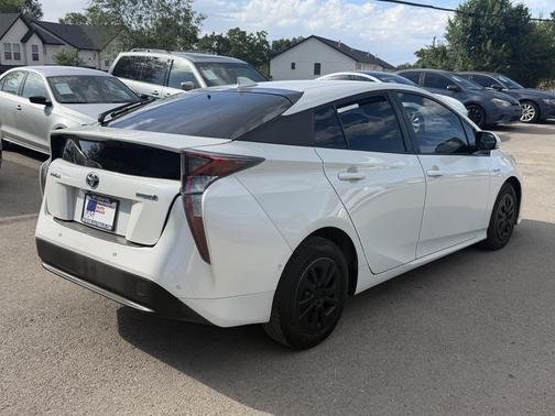 White 2018 Toyota Prius Two