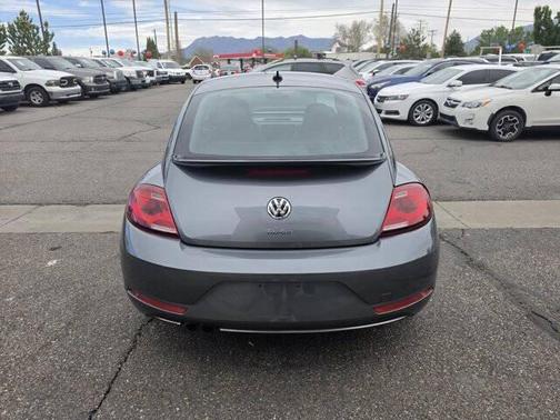 Platinum Gray Metallic 2017 Volkswagen Beetle 1.8T SE