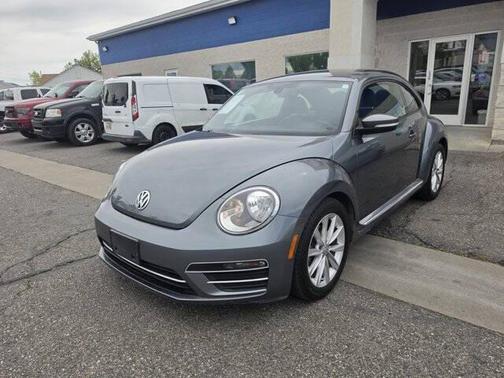 Platinum Gray Metallic 2017 Volkswagen Beetle 1.8T SE