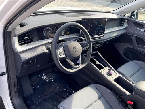 pure white 2026 Volkswagen Tiguan 2.0T SE