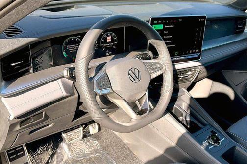 sandstone 2026 Volkswagen Tiguan 2.0T SE R-Line Black