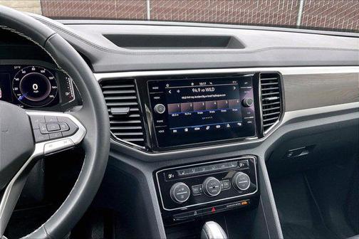 Pure White 2022 Volkswagen Atlas 2.0T SE w/Technology