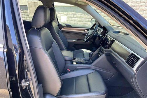 Deep Black Pearl 2023 Volkswagen Atlas 3.6L SE w/Technology