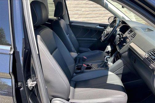 Deep Black Pearl 2023 Volkswagen Tiguan 2.0T SE