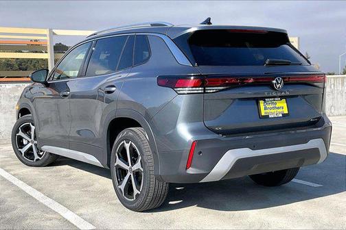 platinum gray metallic 2026 Volkswagen Tiguan 2.0T SE 4MOTION
