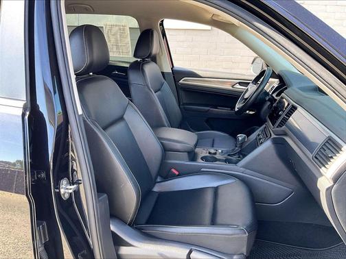 Deep Black Pearl 2021 Volkswagen Atlas 3.6L SE w/Technology