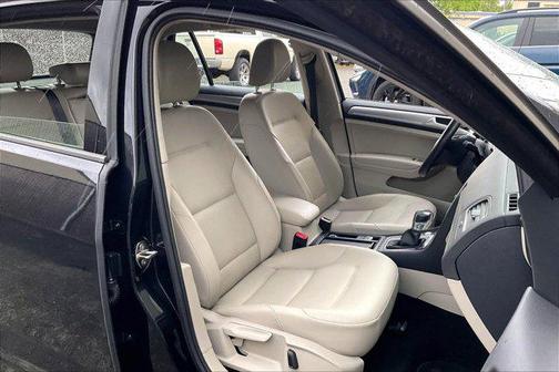 Deep Black Pearl 2016 Volkswagen e-Golf SEL Premium