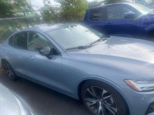 2024 Volvo S60 B5 Core Dark Theme