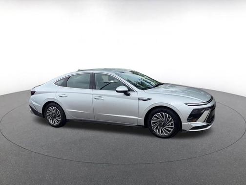 Aero Silver 2025 Hyundai SONATA Hybrid SE