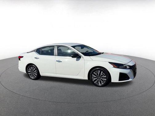 Glacier White 2025 Nissan Altima SV FWD