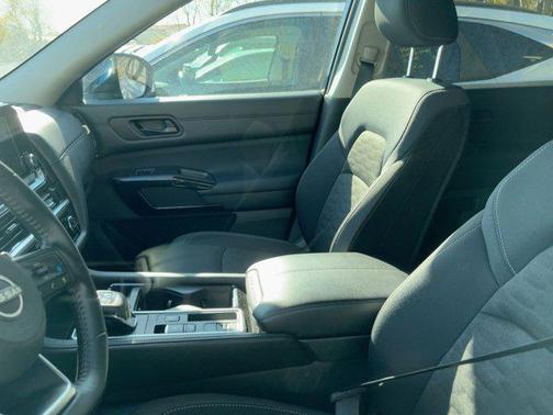 2025 Nissan Pathfinder SV FWD