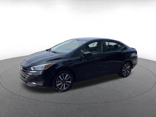 Super Black 2025 Nissan Versa 1.6 SV