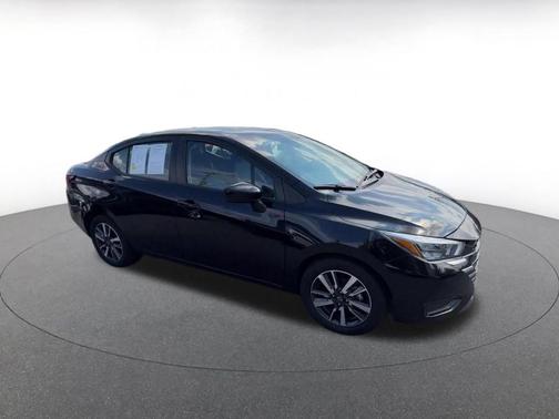 Super Black 2025 Nissan Versa 1.6 SV