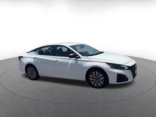 Glacier White 2025 Nissan Altima SV FWD