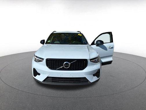 2024 Volvo XC40 CORE