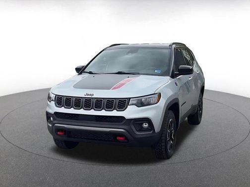 Silver Zynith Metallic Clearcoat 2025 Jeep Compass Trailhawk