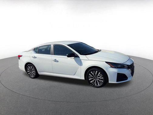 Glacier White 2025 Nissan Altima SV FWD