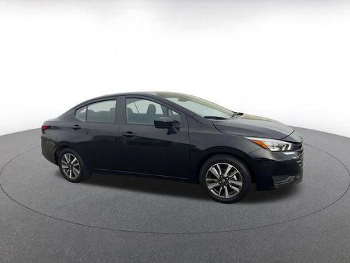 Super Black 2025 Nissan Versa 1.6 SV