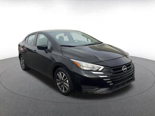 Super Black 2025 Nissan Versa 1.6 SV