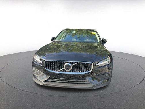 2025 Volvo V60 Cross Country B5 Plus