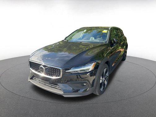 2025 Volvo V60 Cross Country B5 Plus