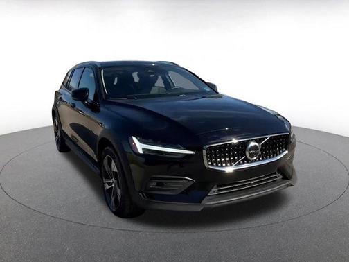 2025 Volvo V60 Cross Country B5 Plus