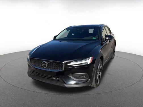 2025 Volvo V60 Cross Country B5 Plus