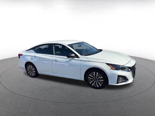 Glacier White 2025 Nissan Altima SV FWD