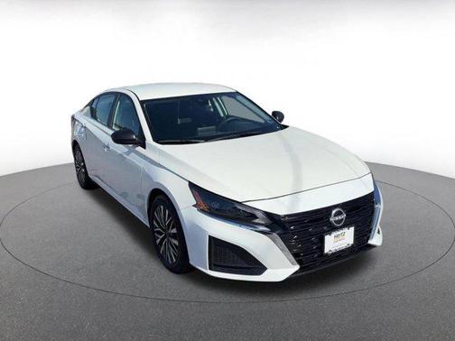 Glacier White 2025 Nissan Altima SV FWD