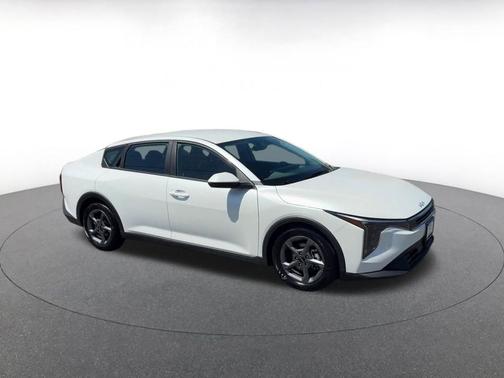 Snow White Pearl 2025 Kia K4 LXS