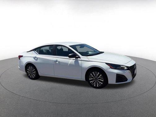 Glacier White 2025 Nissan Altima SV FWD