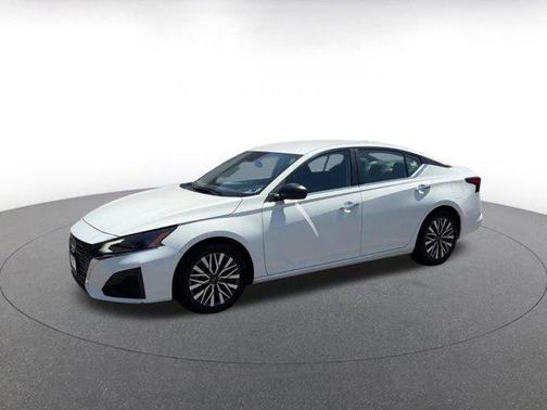 Glacier White 2025 Nissan Altima SV FWD
