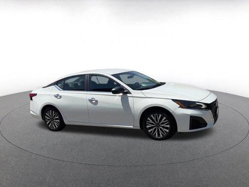 Glacier White 2025 Nissan Altima SV FWD