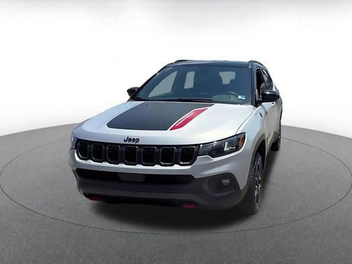 Silver Zynith Metallic Clearcoat 2025 Jeep Compass Trailhawk