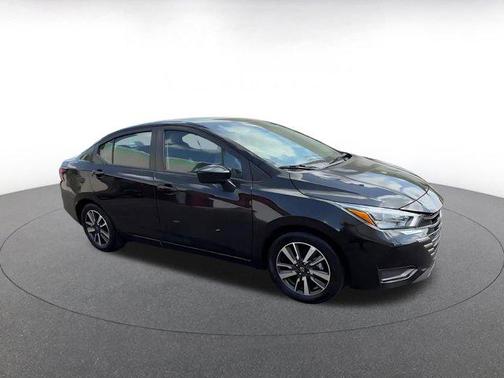 Super Black 2025 Nissan Versa 1.6 SV