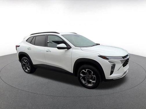 Summit White 2025 Chevrolet Trax LT