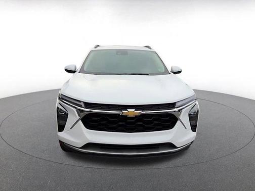 Summit White 2025 Chevrolet Trax LT