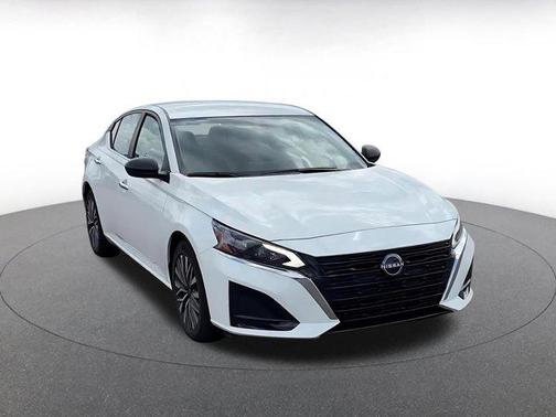 Glacier White 2025 Nissan Altima SV FWD