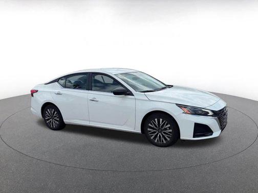 Glacier White 2025 Nissan Altima SV FWD