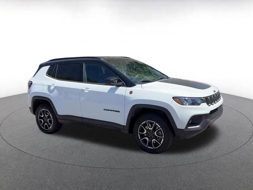Bright White Clearcoat 2025 Jeep Compass Trailhawk