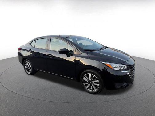 Super Black 2025 Nissan Versa 1.6 SV