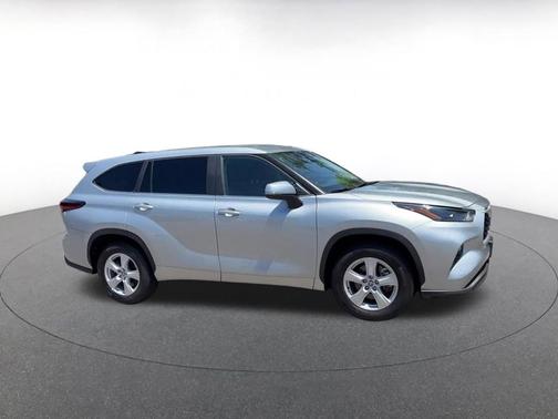 Celestial Silver Metallic 2025 Toyota Highlander LE