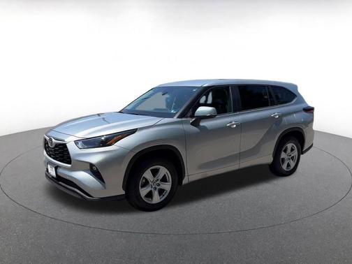 Celestial Silver Metallic 2025 Toyota Highlander LE