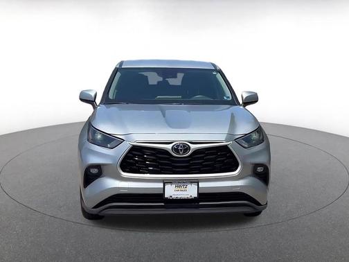 Celestial Silver Metallic 2025 Toyota Highlander LE